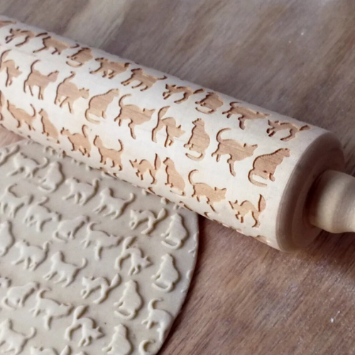 An adorable cat-themed kitchen rolling pin, perfect for adding a touch of feline charm to your baking adventures. The rolling pin features cute cat illustrations, making it a delightful and functional addition to your kitchen tools.