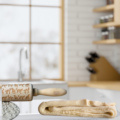 An adorable cat-themed kitchen rolling pin, perfect for adding a touch of feline charm to your baking adventures. The rolling pin features cute cat illustrations, making it a delightful and functional addition to your kitchen tools.